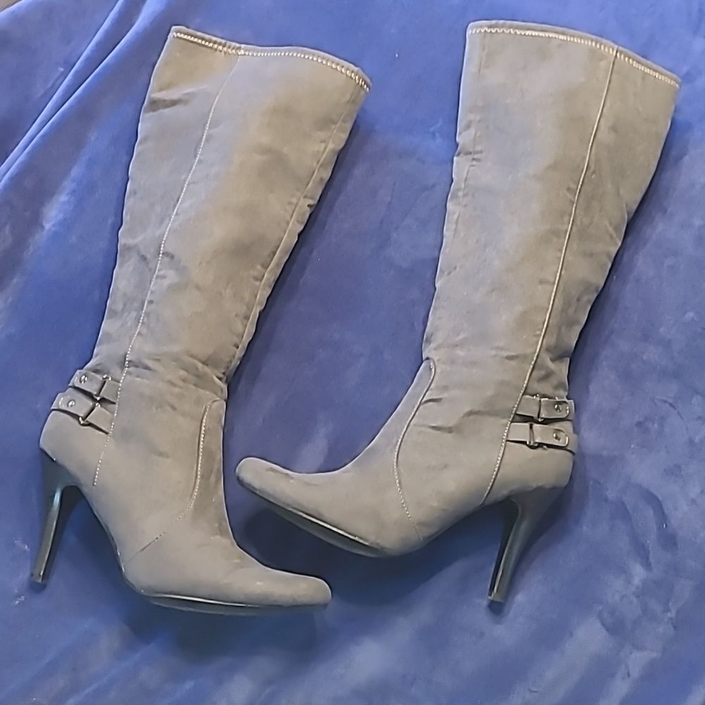 New Directions sz 8M gray suede knee length 4" heeled boots
